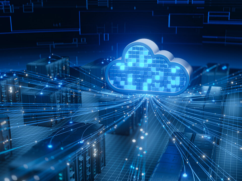 Im Mittelpunkt schwebt eine große, leuchtende Wolke mit einem pixelartigen Muster. Von der Wolke gehen zahlreiche blaue Lichtstrahlen aus, die sich zu mehreren Server-Racks in einem Rechenzentrum erstrecken. Der Hintergrund zeigt eine abstrakte, digitale Umgebung mit geometrischen Linien und Rechtecken.