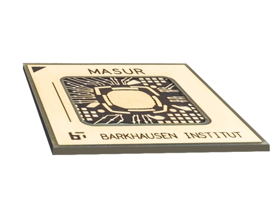 MASUR-Mikrochip mit quadratischem Zentrum und Schaltkreisen, beschriftet mit ‚Barkhausen Institut‘.