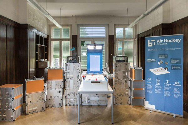 Roboter-Airhockey mit kurzer Reaktionszeit Airhockey in Villa Bienert