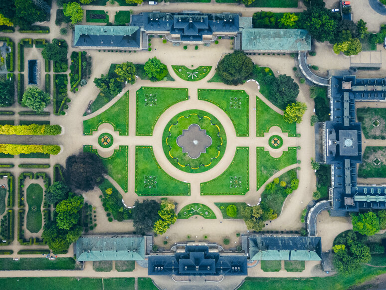 Blick aus der Vogelperspektive auf den Pillnitzer Schlosspark und das Schloss Pillnitz
