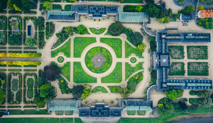 Blick aus der Vogelperspektive auf den Pillnitzer Schlosspark und das Schloss Pillnitz