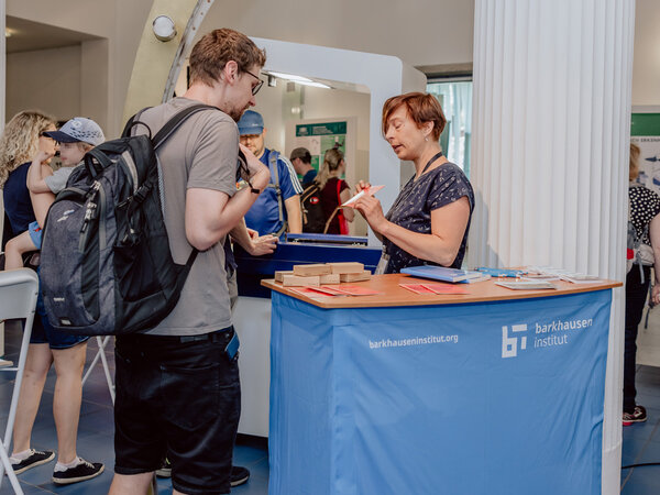 eine Frau erklärt einem Mann die Forschung am Barkhausen Institut