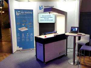 Messe-Stand vom Barkhausen Institut mit einem Air-Hockey-Demonstrator