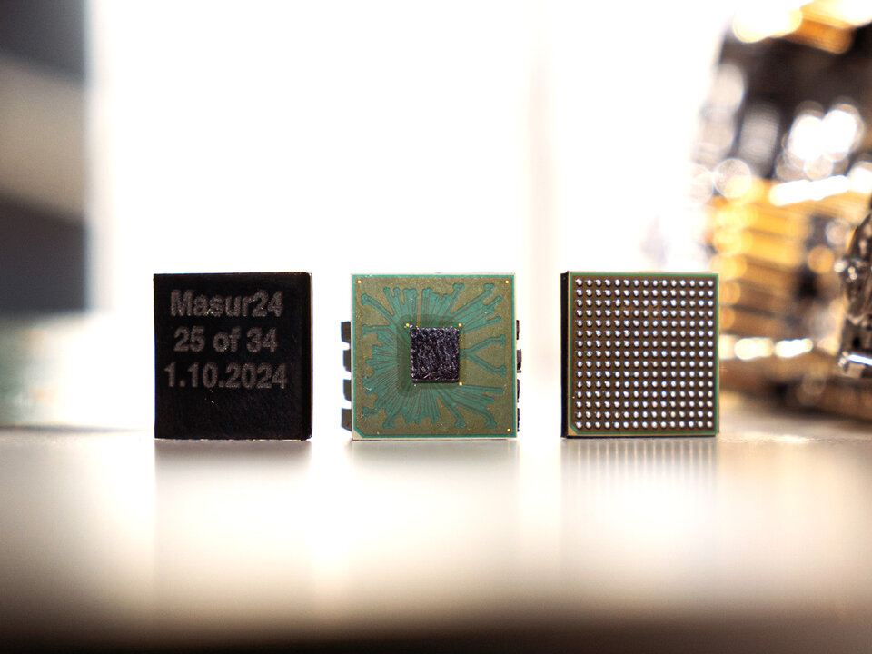 Drei Ansichten des Masur24-Mikrochips mit der Aufschrift „Masur24 25 von 34 1.10.2024“.