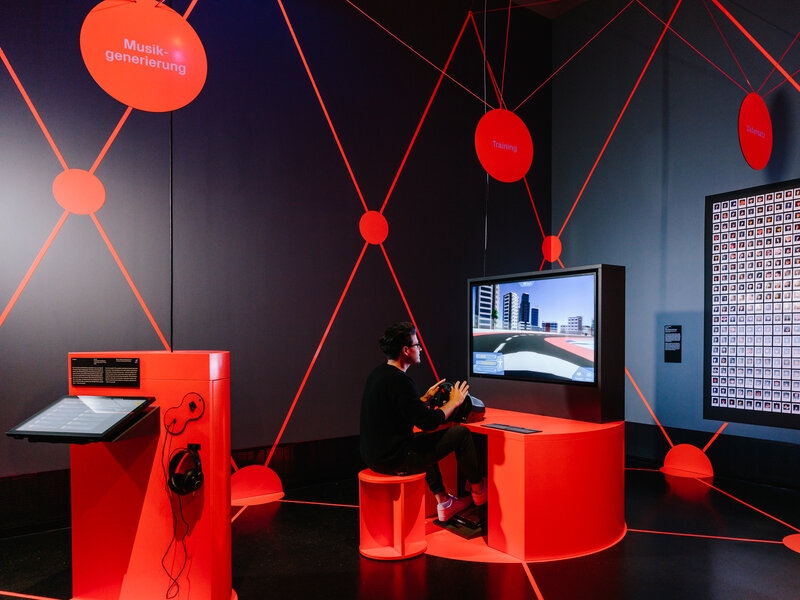 Man exploring BI´s exhibit