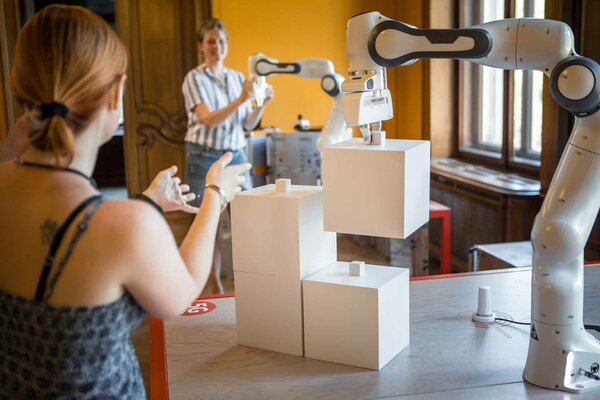 Drahtlose Kommunikation mit geringer Verzögerungszeit Leute in Interaktion mit dem 5G Roboter Arm