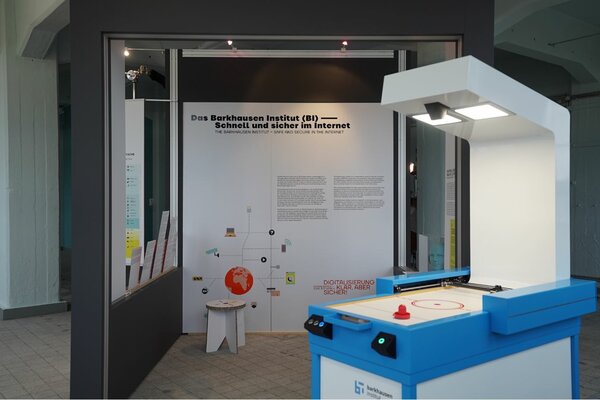 der Airhockey Tisch vor dem Schaufenster der Forschung