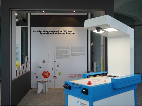 der Airhockey Tisch vor dem Schaufenster der Forschung