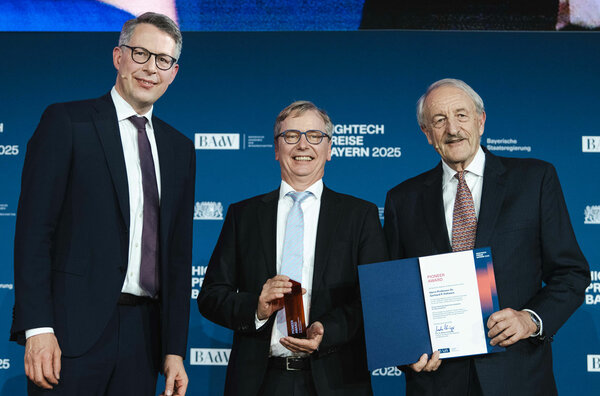 Group picture with Markus Blume, Gerhard fettweis and Markus Schwaiger with the prize certificate and the prize cup