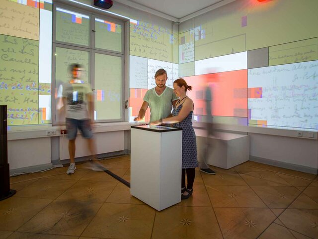 ein Mann und eine Frau innerhalb der Projektion