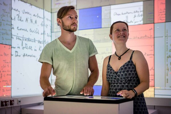 Mann und Frau innerhalb der Projektion, close up