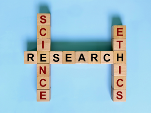 Es sind 3 Wörter scabblemäßig als Buchstabenwürfel ausgelegt: science, research, ethics.