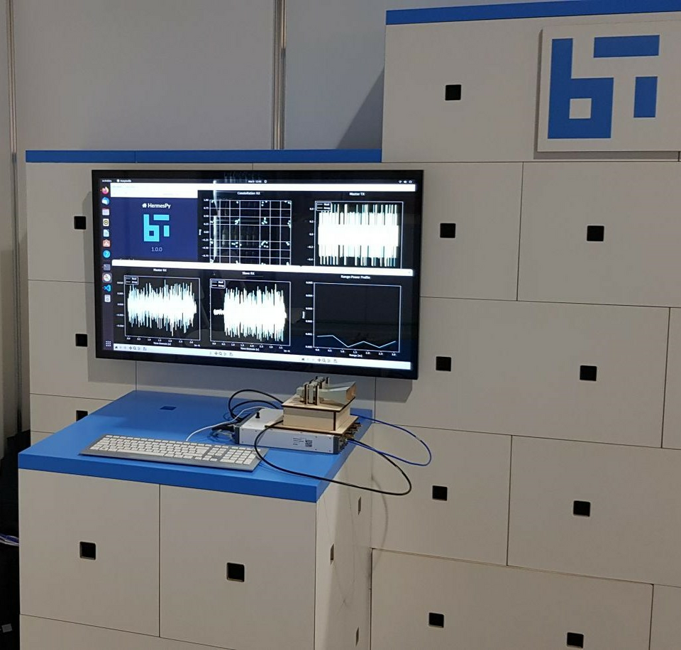 Monitor zeigt verschiedene grafische Darstellungen von Frequenzen.