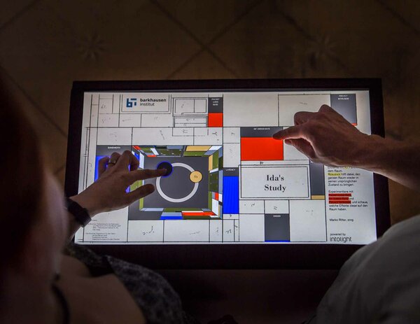 tablet interface with Projektion Villa Bienert Damenzimmer