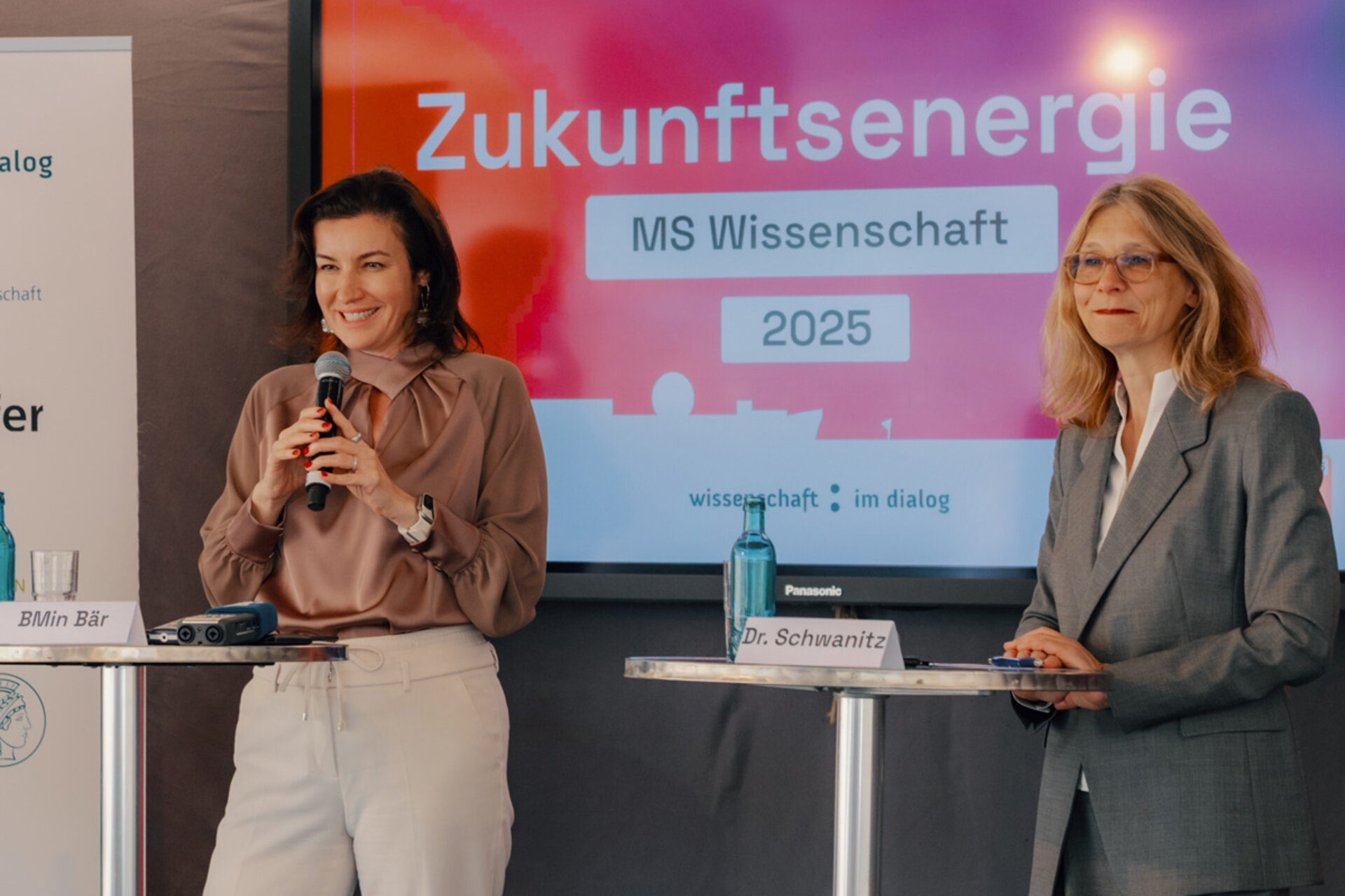 Dorothee Bär, Bundesministerin für Forschung, Technologie und Raumfahrt eröffnete die Ausstellung zum Thema Zukunftsenergie. Mit auf dem Podium: Dr. Simone Schwanitz, Generalsekretärin der Max-Planck-Gesellschaft und Vorsitzende der Gesellschafterversammlung von Wissenschaft im Dialog.