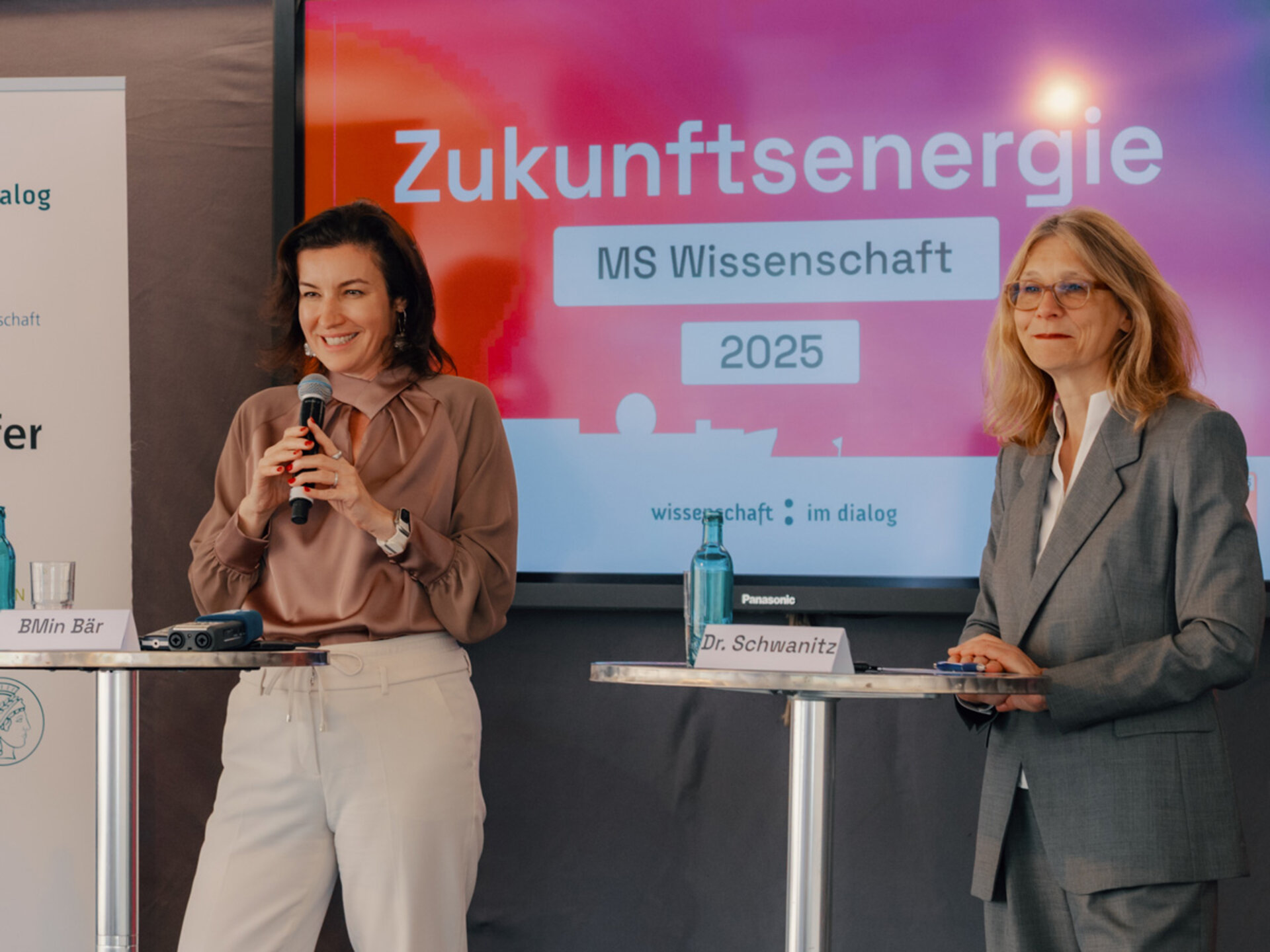 Dorothee Bär, Federal Minister of Research, Technology and Space, opened the exhibition on the topic of future energy. Also on the podium: Dr. Simone Schwanitz, Secretary General of the Max Planck Society and Chairwoman of the Shareholders' Meeting of Wissenschaft im Dialog