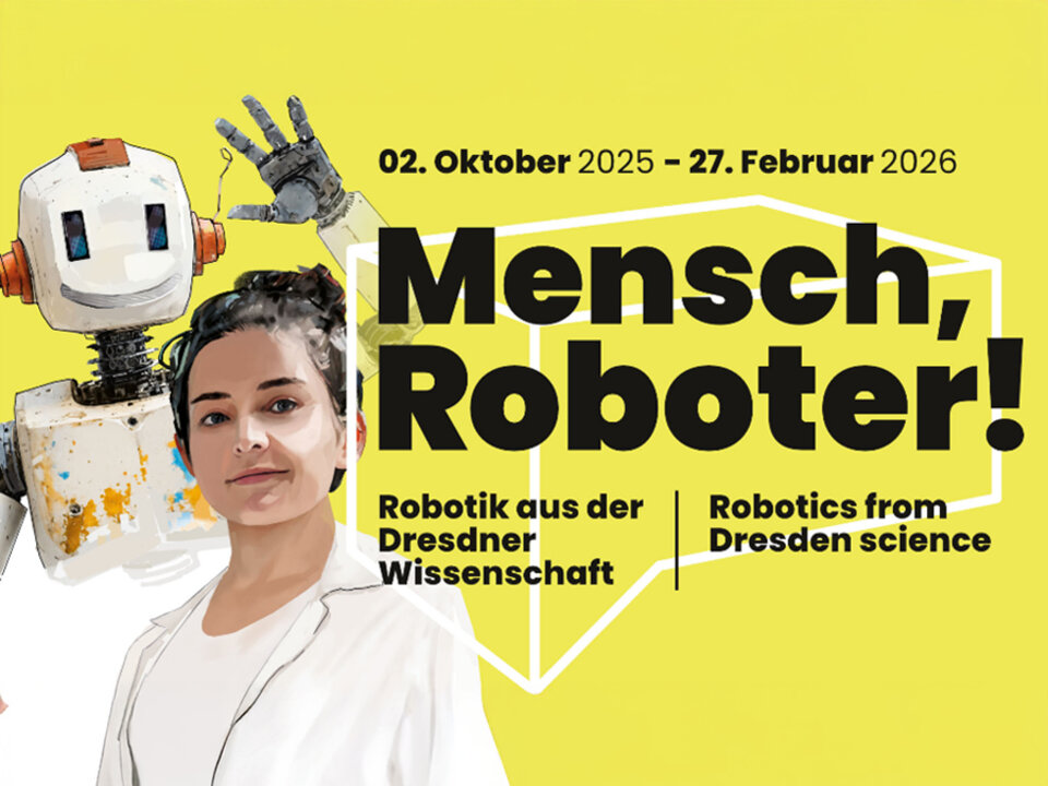Ein Mensch in weißem Kittel neben einem freundlich winkenden, weißen Roboter mit orangefarbenen Details vor gelbem Hintergrund mit Text zur Ausstellung 'Mensch, Roboter!' und den Daten '02. Oktober 2025 – 27. Februar 2026'.