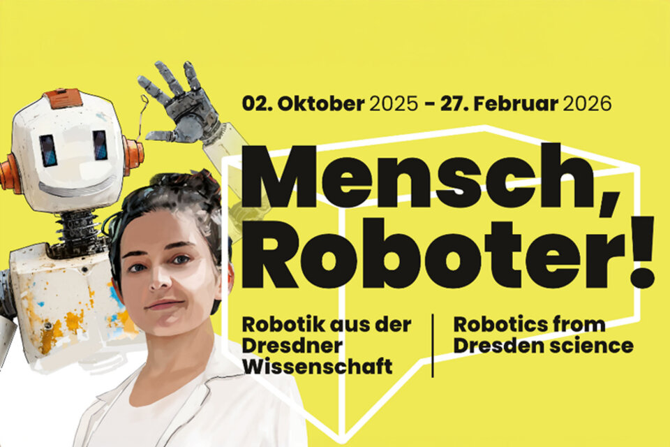 Ein Mensch in weißem Kittel neben einem freundlich winkenden, weißen Roboter mit orangefarbenen Details vor gelbem Hintergrund mit Text zur Ausstellung 'Mensch, Roboter!' und den Daten '02. Oktober 2025 – 27. Februar 2026'.
