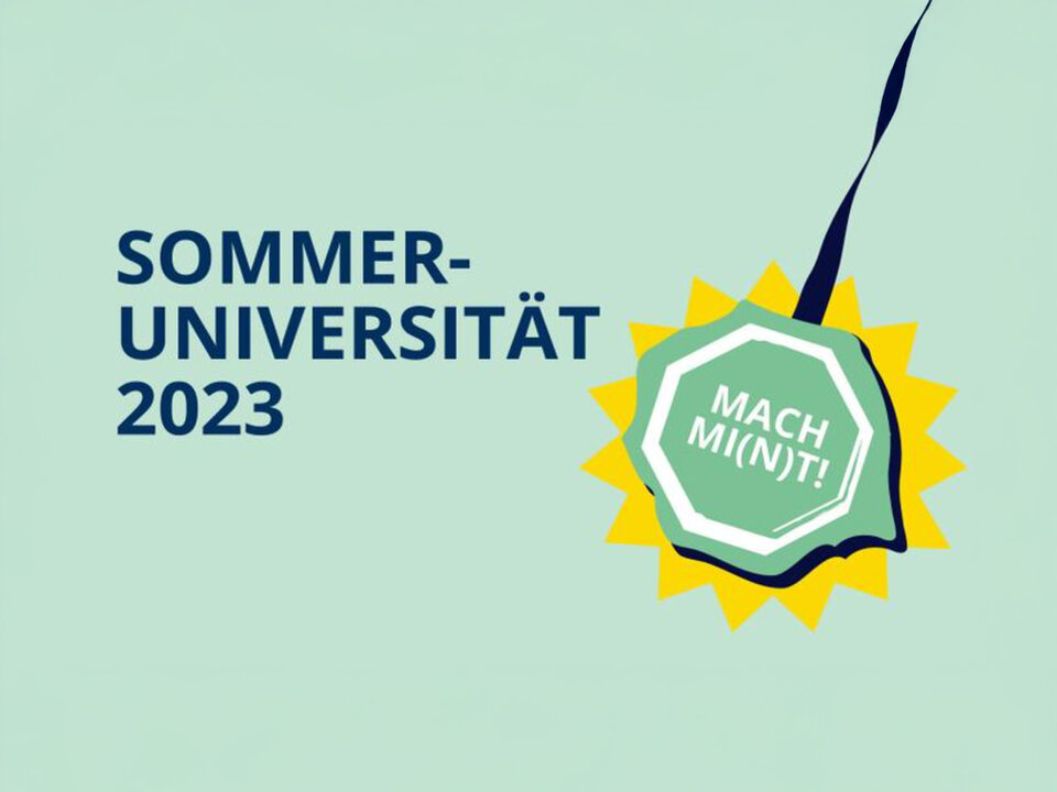 Zu sehen ist der Schriftzug "Sommeruniversität 2023" in dunkelblau. Daneben ist ein Orden abgebildet auf dem steht "MACH MI(N)T!". Der Hintergrund ist mintgrün.