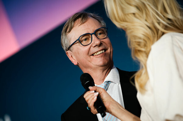 Gerhard Fettweis in conversation with Katja Wunderlich (moderator), she holds a microphone