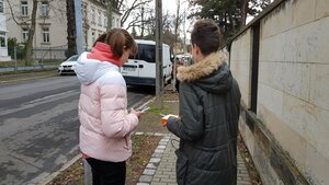 two people on the street measuring fine dust