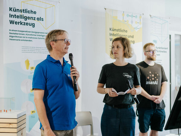 Gerhart Fettweis, Scientific Director of the Barkhausen Institut, and Tiphaine Cattiau, curator of the exhibition, give a speech.