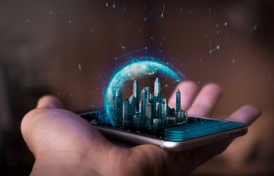 ein Smartphone liegt auf einer flachen Hand, es zeigt das Hologramm einer modernen Stadt, die von einer bläulichen Kuppel geschützt wird