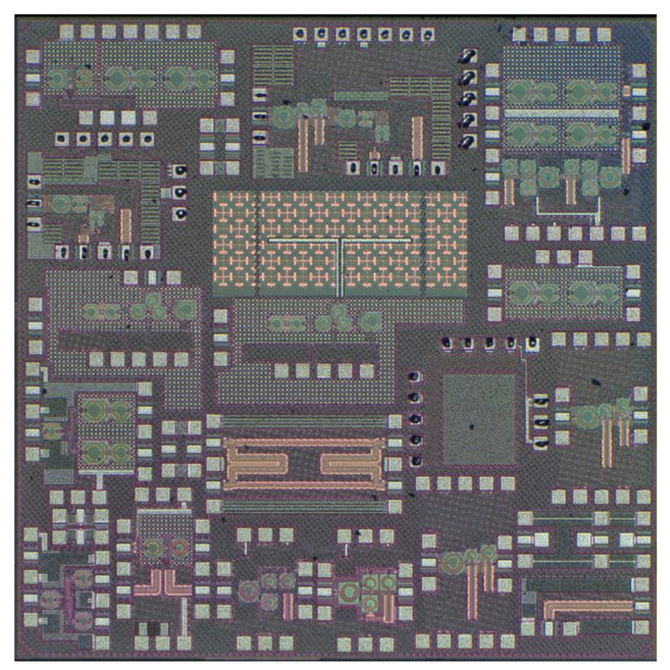 Nahaufnahme eines Mikrochip-Schaltungslayouts mit verschiedenen miteinander verbundenen Komponenten und Pfaden