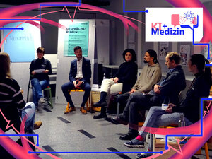 Personen sitzen in einem Stuhlkreis und diskutieren zum Thema KI in der Medizin