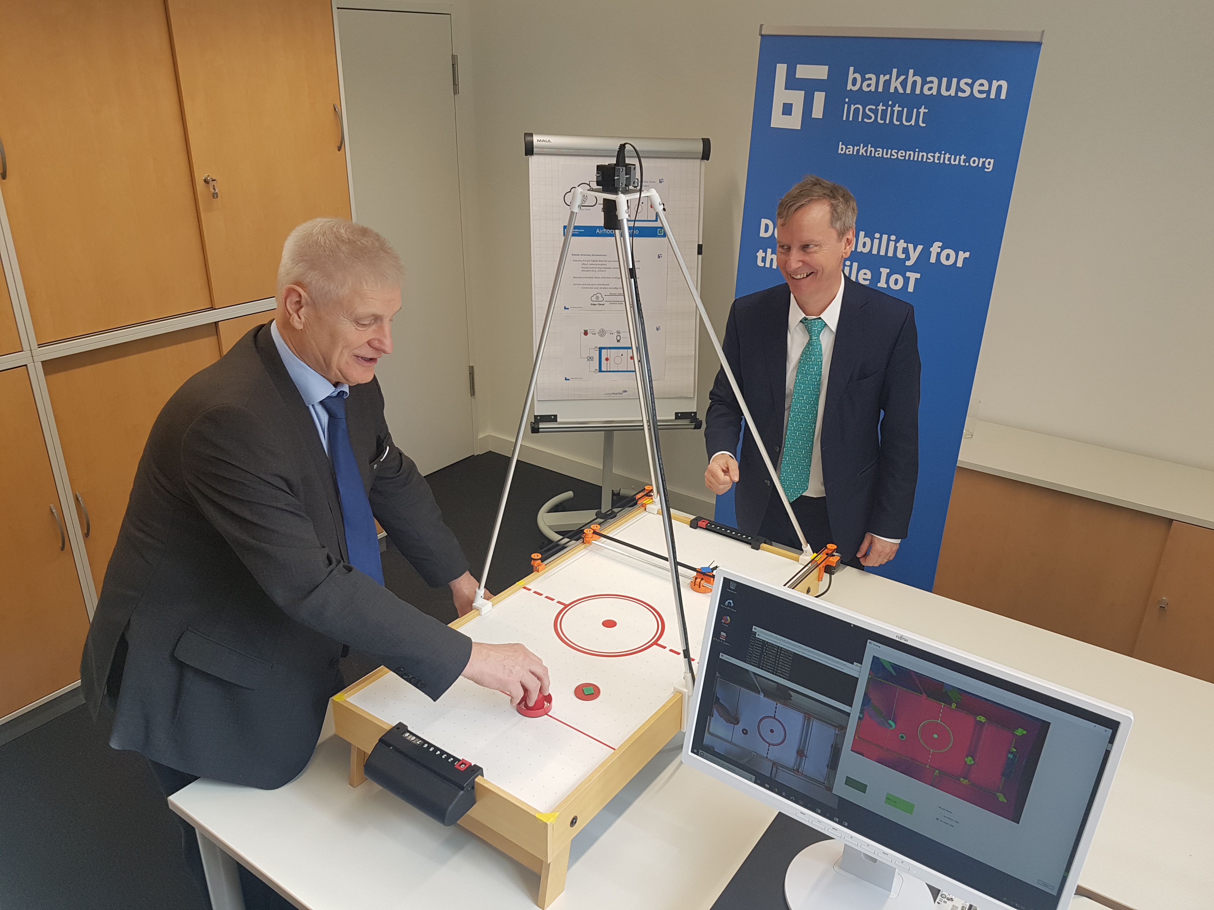 (v.l.) Prof. Ludwig Schulze, DRESDEN-concept, und Prof. Gerhard Fettweis, Geschäftsführer Barkhausen Institut Prof. Ludwig Schulze and Prof. Gerhard Fettweis at the airhockey