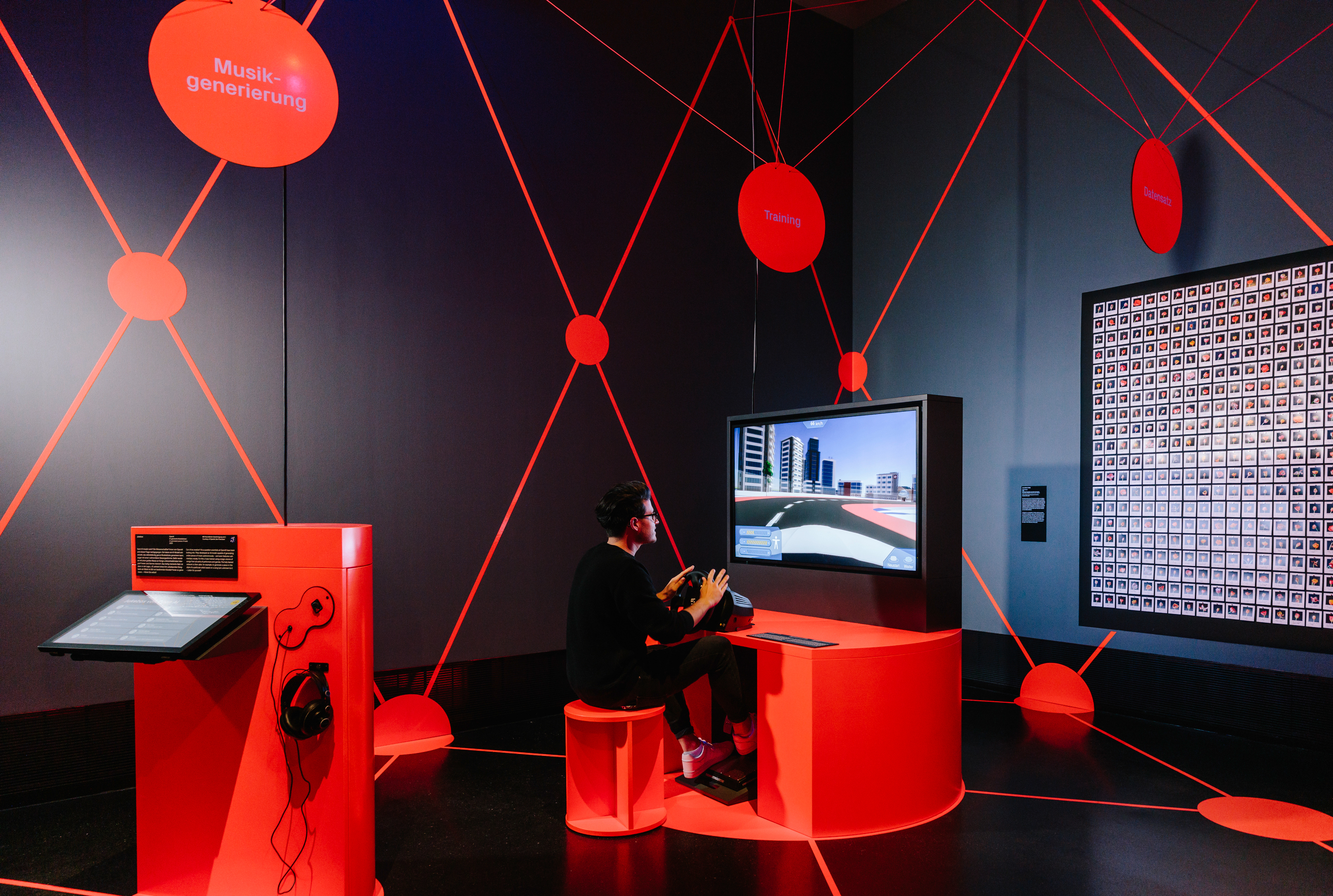 Man exploring BI´s exhibit